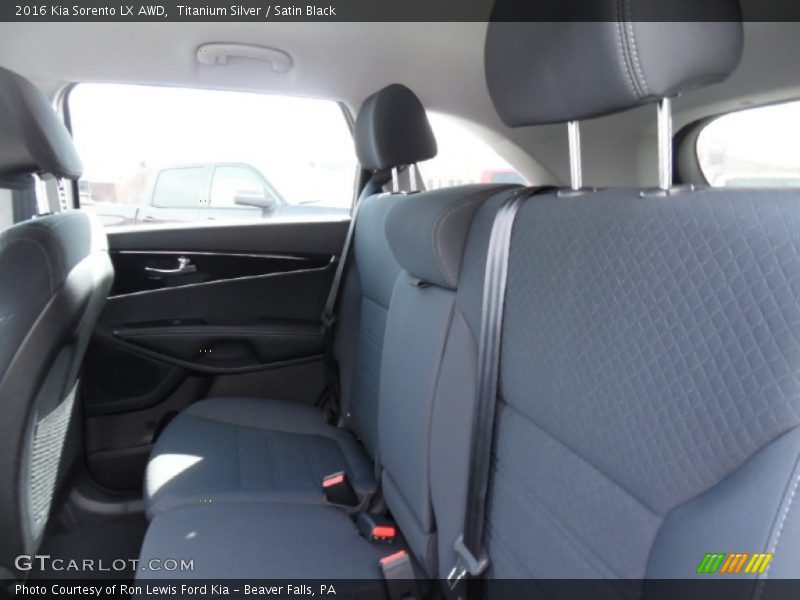 Titanium Silver / Satin Black 2016 Kia Sorento LX AWD