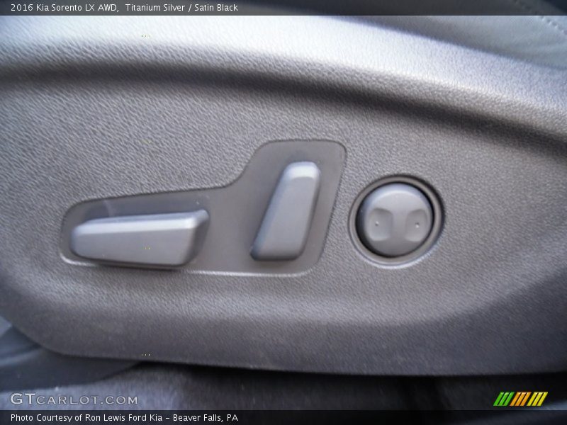 Titanium Silver / Satin Black 2016 Kia Sorento LX AWD