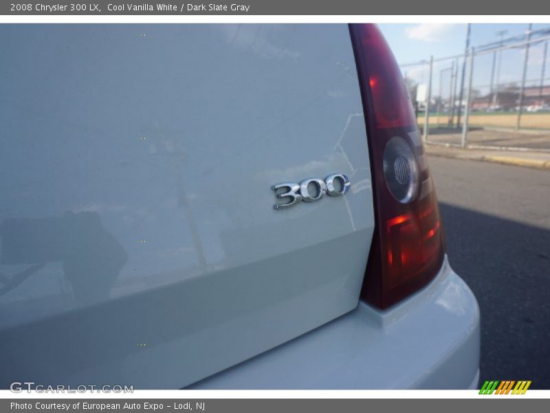 Cool Vanilla White / Dark Slate Gray 2008 Chrysler 300 LX