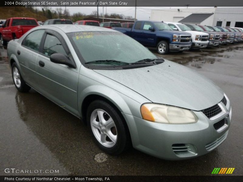 Front 3/4 View of 2004 Stratus SE Sedan