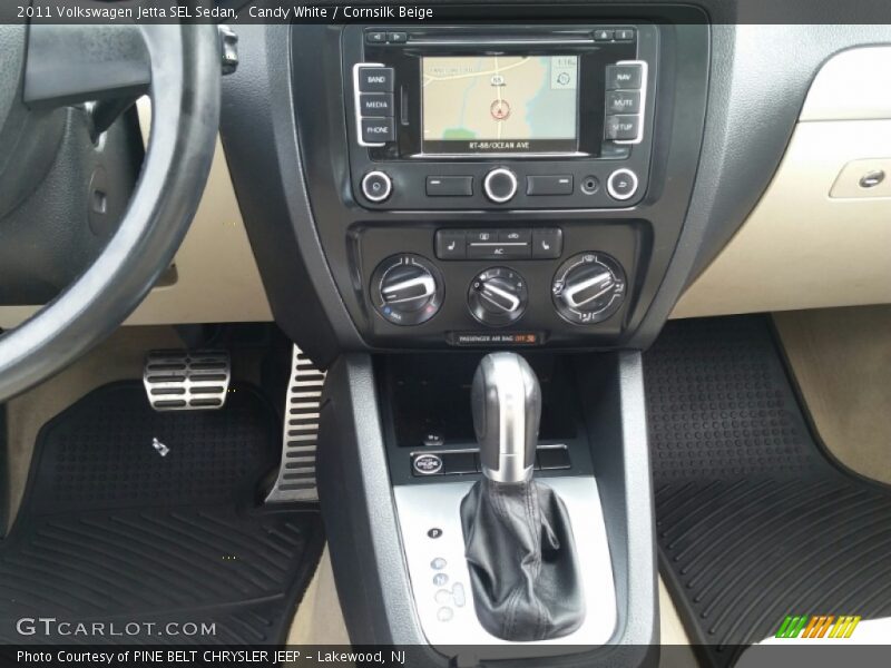 Candy White / Cornsilk Beige 2011 Volkswagen Jetta SEL Sedan