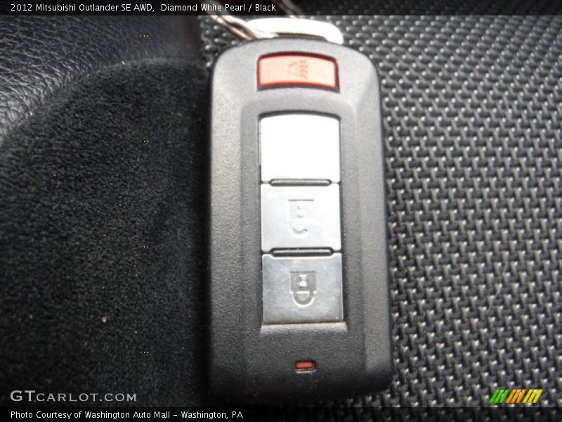 Diamond White Pearl / Black 2012 Mitsubishi Outlander SE AWD