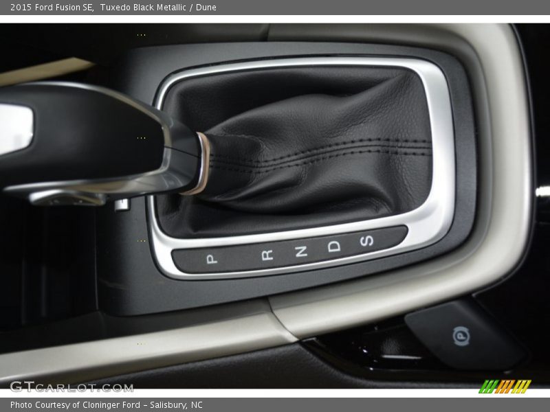 Tuxedo Black Metallic / Dune 2015 Ford Fusion SE