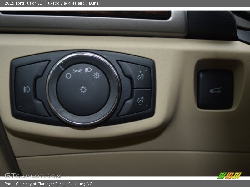Tuxedo Black Metallic / Dune 2015 Ford Fusion SE