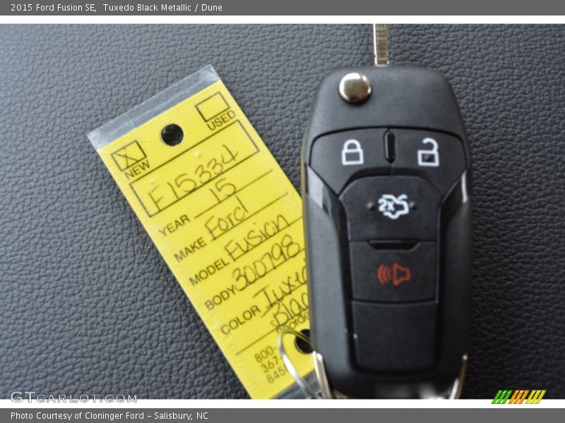 Tuxedo Black Metallic / Dune 2015 Ford Fusion SE