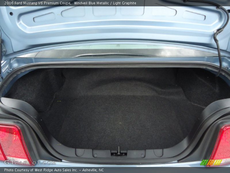  2006 Mustang V6 Premium Coupe Trunk