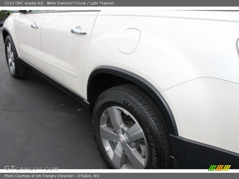 White Diamond Tricoat / Light Titanium 2010 GMC Acadia SLE