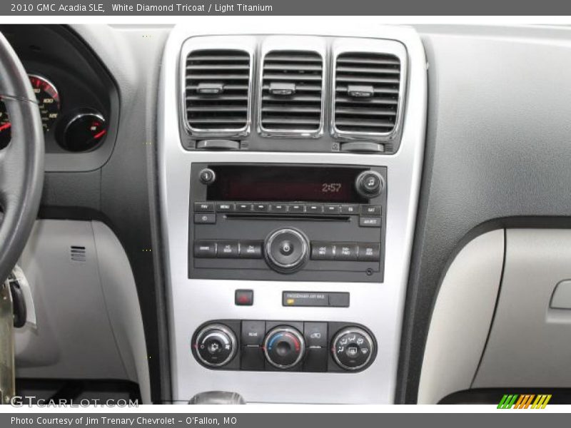 White Diamond Tricoat / Light Titanium 2010 GMC Acadia SLE