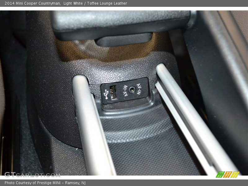 Light White / Toffee Lounge Leather 2014 Mini Cooper Countryman