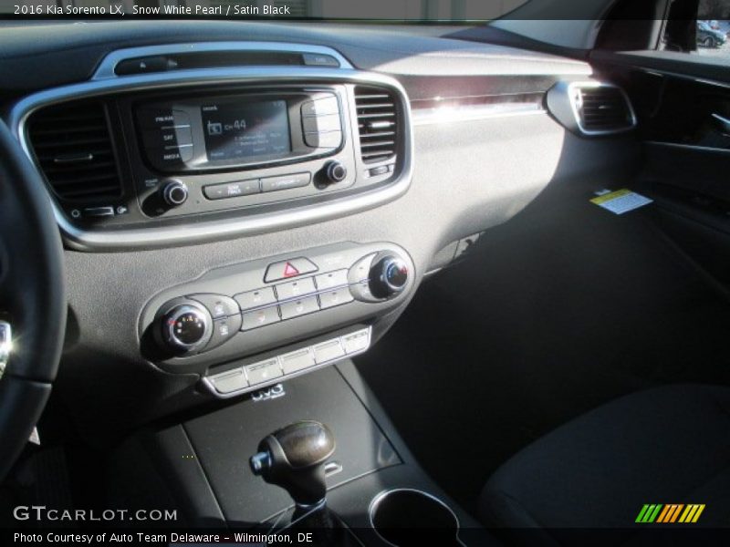 Snow White Pearl / Satin Black 2016 Kia Sorento LX