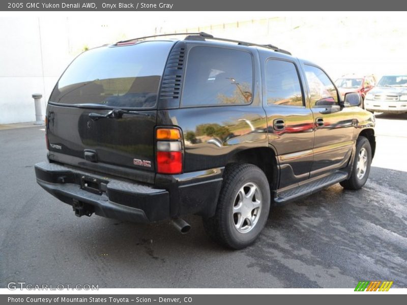 Onyx Black / Stone Gray 2005 GMC Yukon Denali AWD