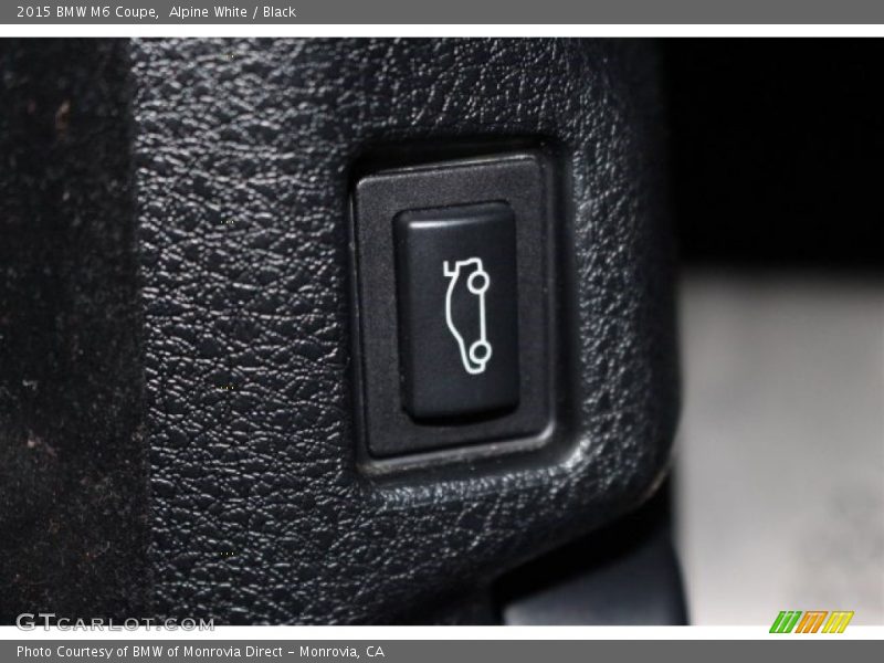 Alpine White / Black 2015 BMW M6 Coupe