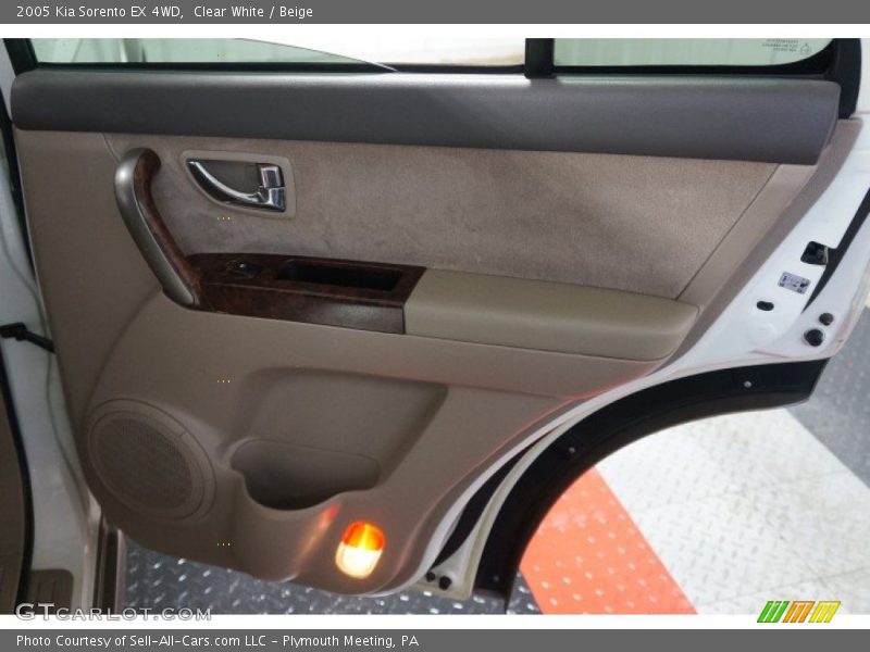 Clear White / Beige 2005 Kia Sorento EX 4WD