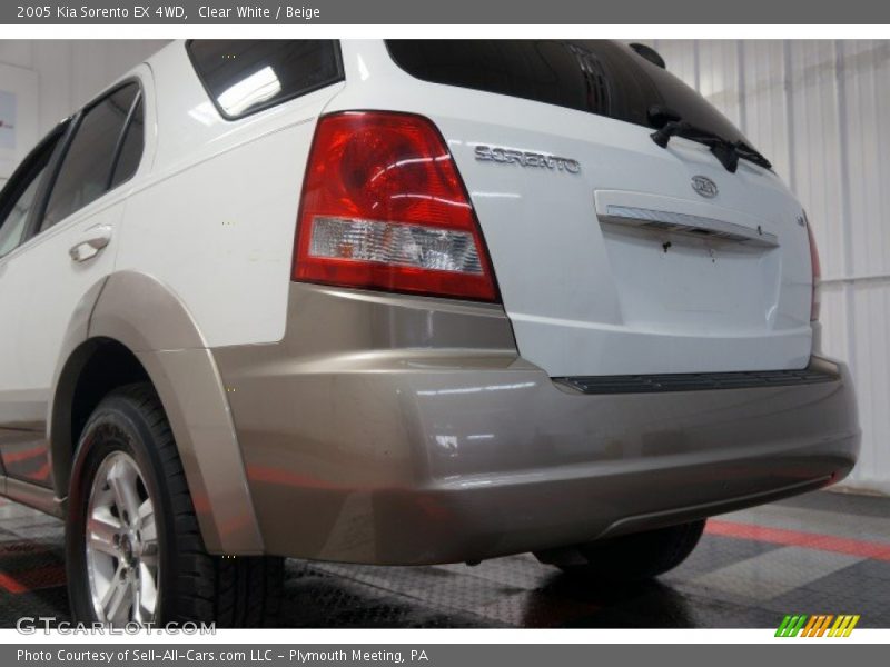 Clear White / Beige 2005 Kia Sorento EX 4WD