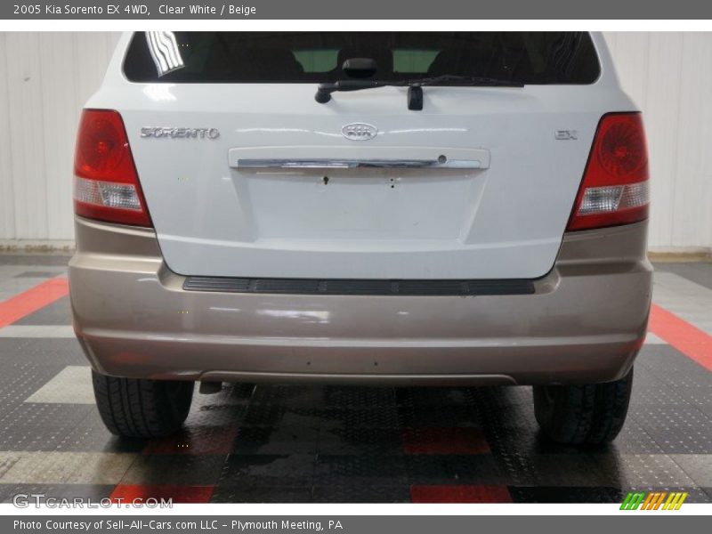 Clear White / Beige 2005 Kia Sorento EX 4WD