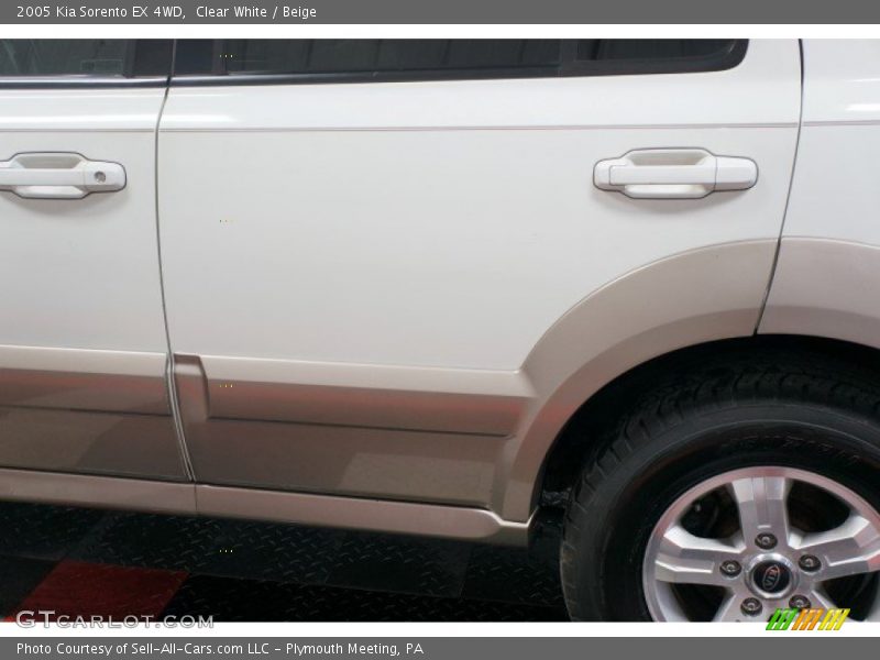 Clear White / Beige 2005 Kia Sorento EX 4WD