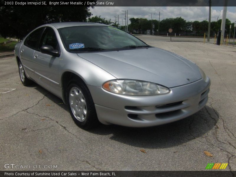 Front 3/4 View of 2003 Intrepid SE