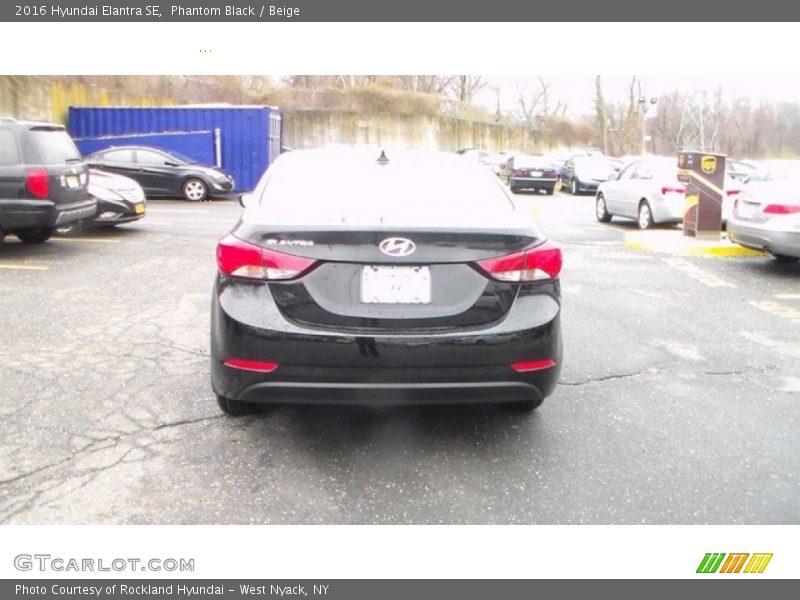 Phantom Black / Beige 2016 Hyundai Elantra SE