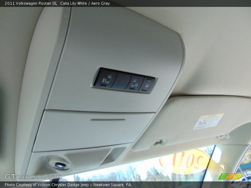 Calla Lily White / Aero Gray 2011 Volkswagen Routan SE