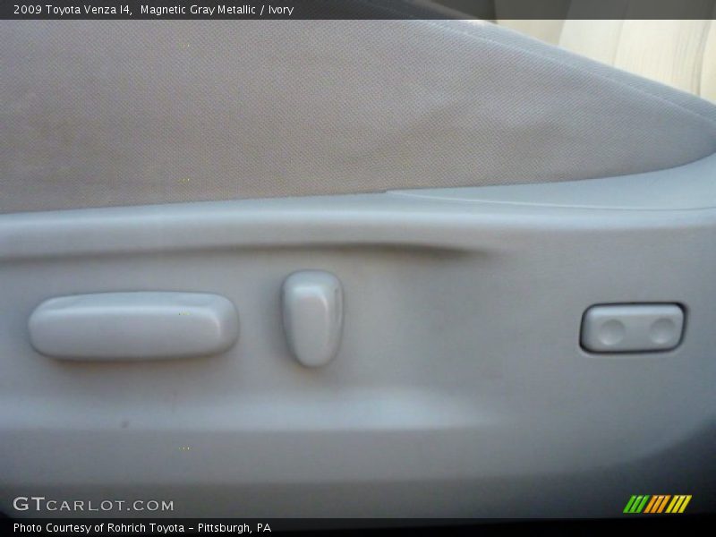 Magnetic Gray Metallic / Ivory 2009 Toyota Venza I4