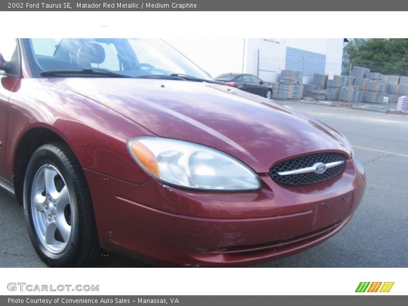 Matador Red Metallic / Medium Graphite 2002 Ford Taurus SE