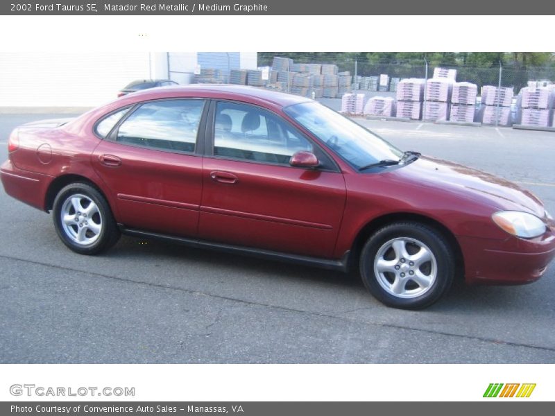 Matador Red Metallic / Medium Graphite 2002 Ford Taurus SE
