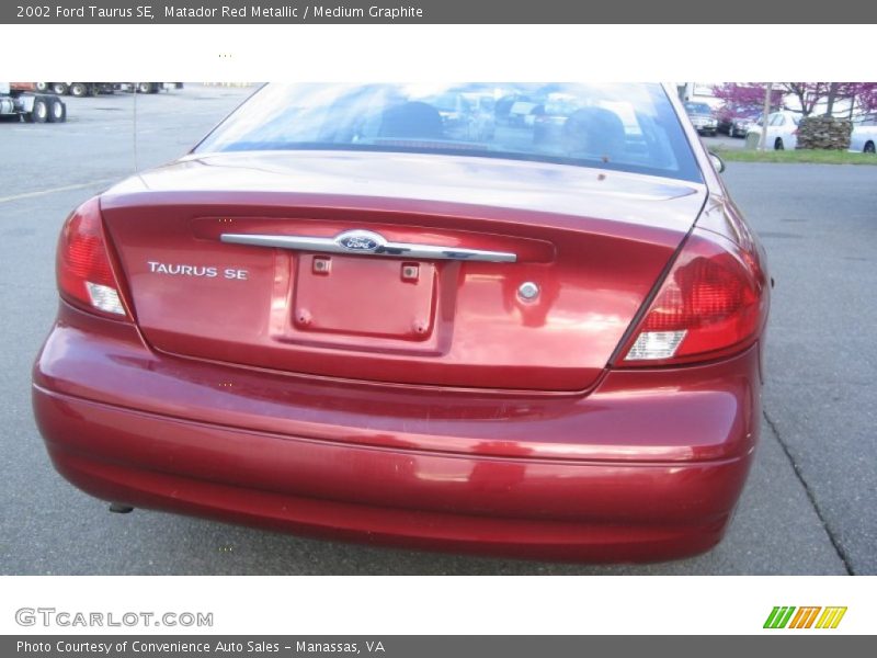 Matador Red Metallic / Medium Graphite 2002 Ford Taurus SE