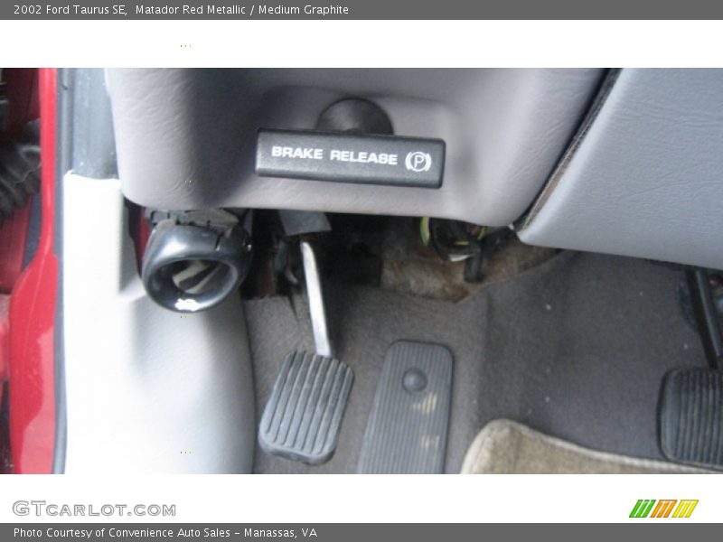 Matador Red Metallic / Medium Graphite 2002 Ford Taurus SE