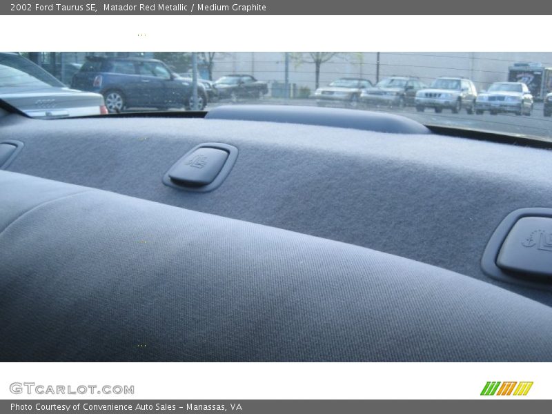 Matador Red Metallic / Medium Graphite 2002 Ford Taurus SE
