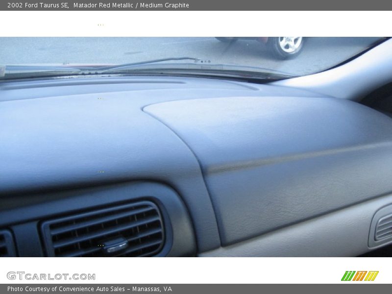 Matador Red Metallic / Medium Graphite 2002 Ford Taurus SE