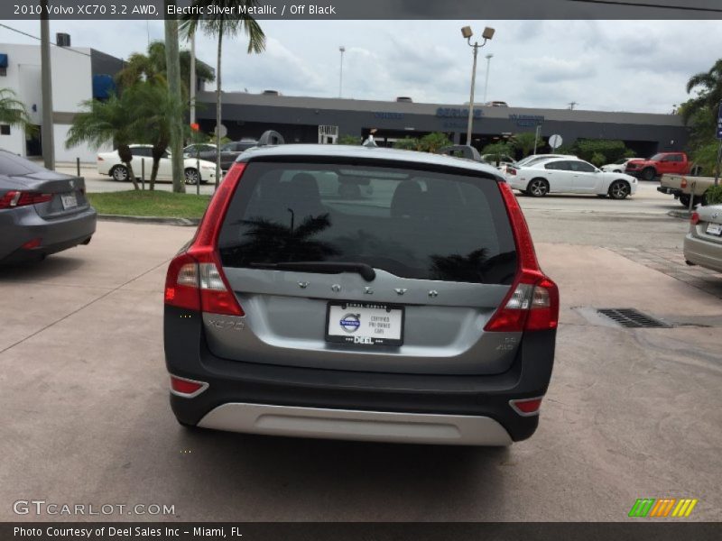 Electric Silver Metallic / Off Black 2010 Volvo XC70 3.2 AWD