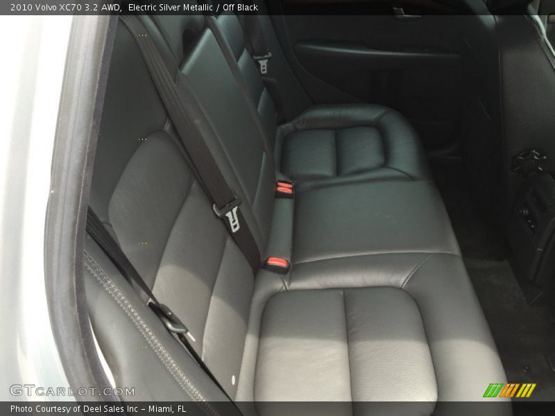 Electric Silver Metallic / Off Black 2010 Volvo XC70 3.2 AWD