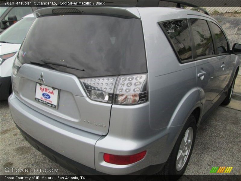 Cool Silver Metallic / Black 2010 Mitsubishi Outlander ES