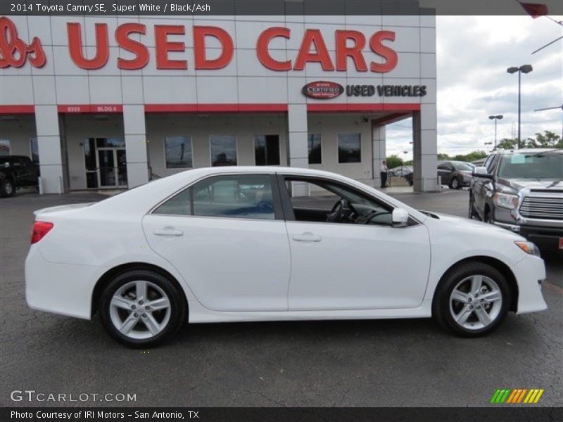 Super White / Black/Ash 2014 Toyota Camry SE