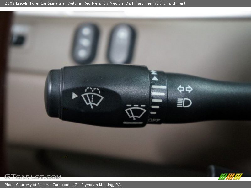 Controls of 2003 Town Car Signature