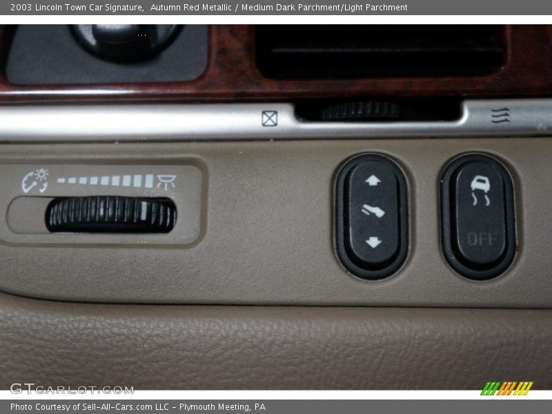 Controls of 2003 Town Car Signature