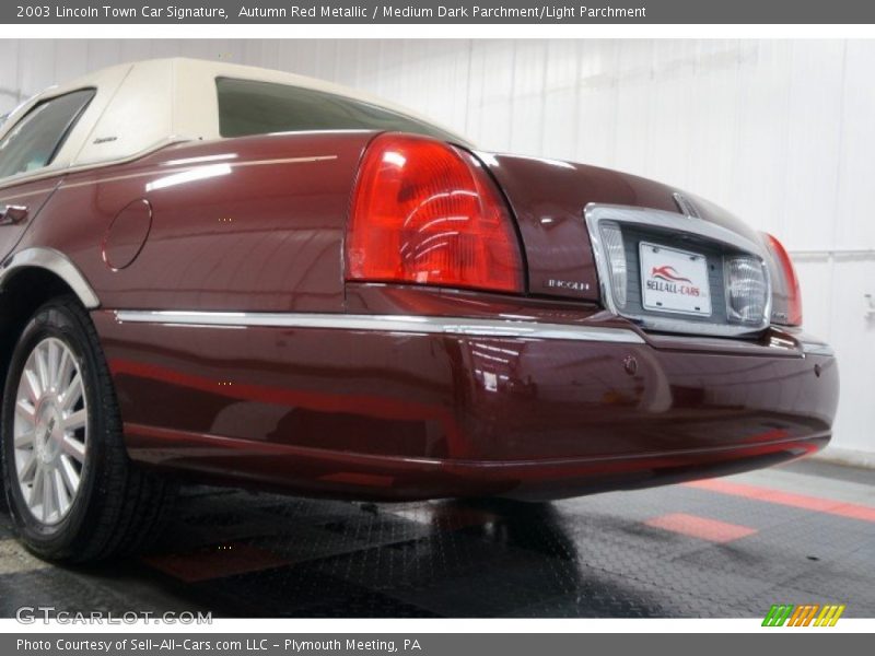 Autumn Red Metallic / Medium Dark Parchment/Light Parchment 2003 Lincoln Town Car Signature