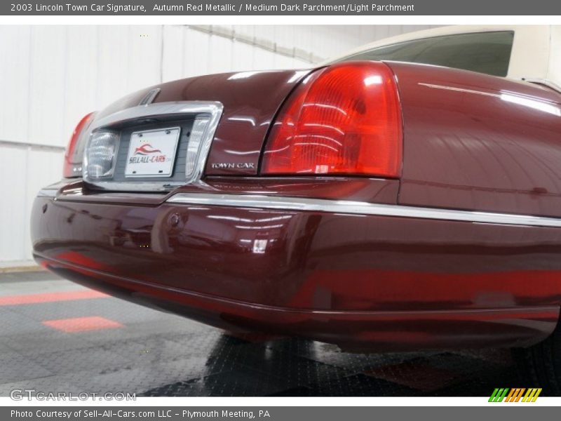 Autumn Red Metallic / Medium Dark Parchment/Light Parchment 2003 Lincoln Town Car Signature