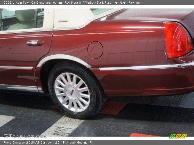 Autumn Red Metallic / Medium Dark Parchment/Light Parchment 2003 Lincoln Town Car Signature