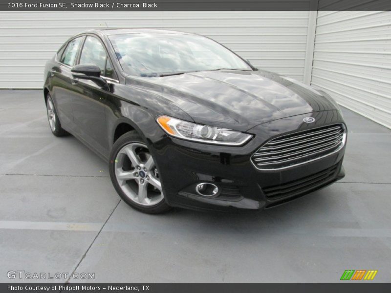 Front 3/4 View of 2016 Fusion SE