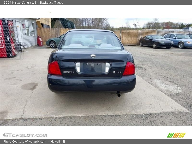 Blackout / Taupe 2004 Nissan Sentra 1.8