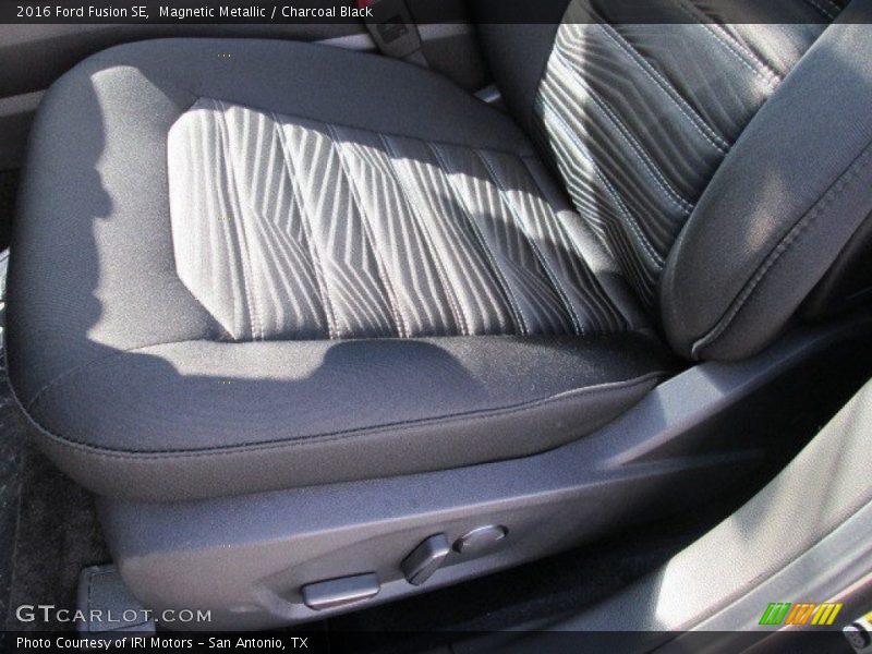 Magnetic Metallic / Charcoal Black 2016 Ford Fusion SE