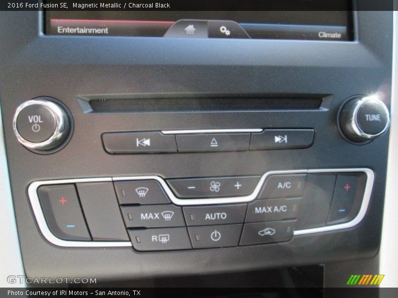 Magnetic Metallic / Charcoal Black 2016 Ford Fusion SE