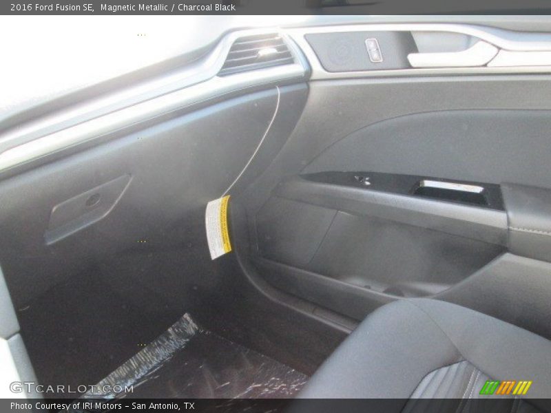 Magnetic Metallic / Charcoal Black 2016 Ford Fusion SE