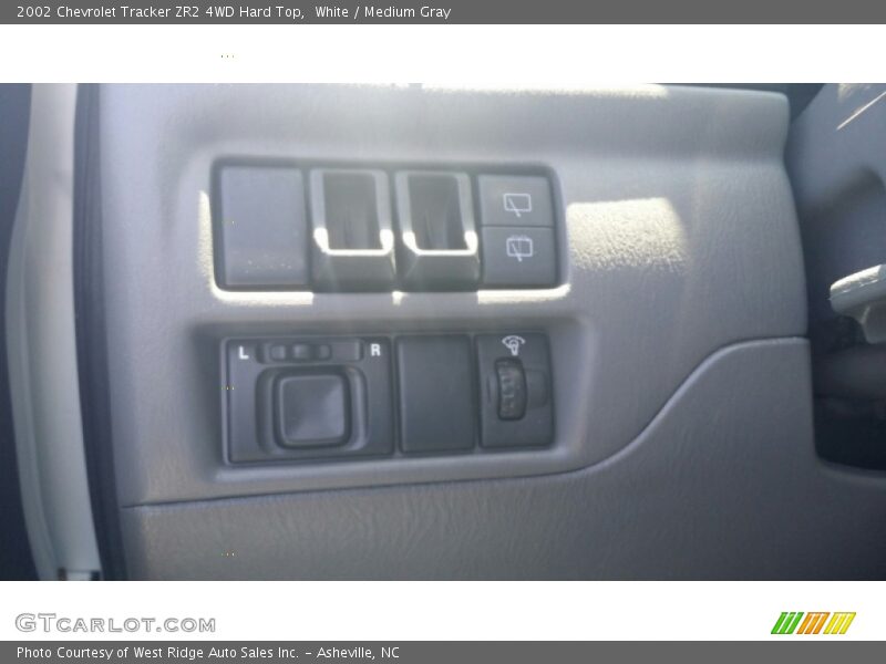 White / Medium Gray 2002 Chevrolet Tracker ZR2 4WD Hard Top