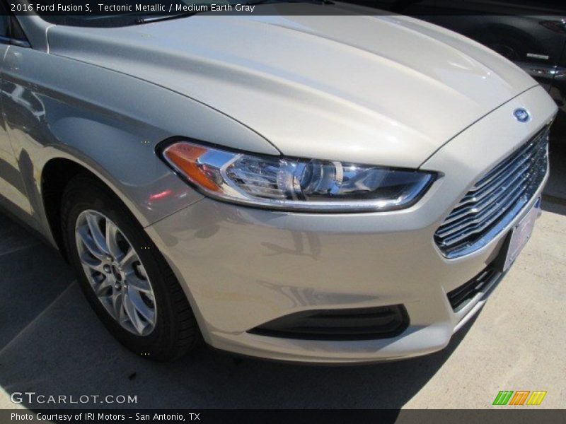 Tectonic Metallic / Medium Earth Gray 2016 Ford Fusion S