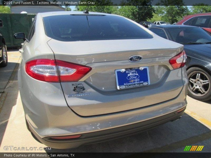 Tectonic Metallic / Medium Earth Gray 2016 Ford Fusion S