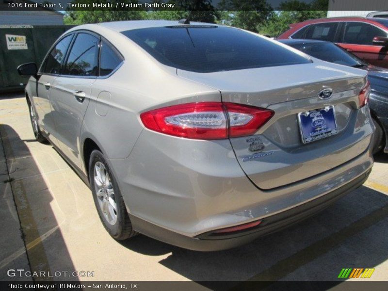 Tectonic Metallic / Medium Earth Gray 2016 Ford Fusion S