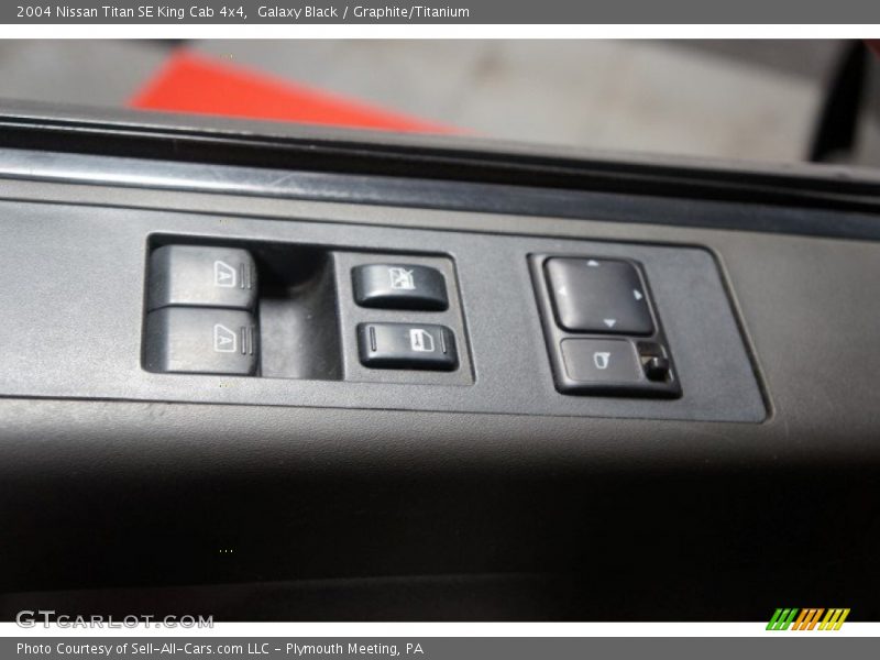 Galaxy Black / Graphite/Titanium 2004 Nissan Titan SE King Cab 4x4