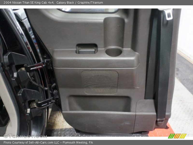 Galaxy Black / Graphite/Titanium 2004 Nissan Titan SE King Cab 4x4